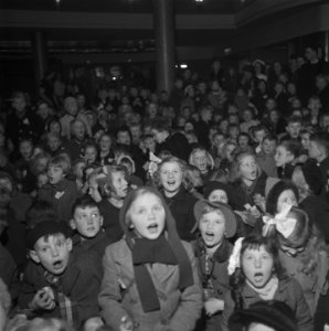 Sint Nicolaas in Amsterdam. Kinderen in zaal, Bestanddeelnr 901-1737