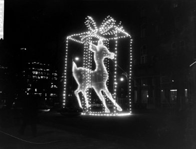 Sint Nicolaas en kerstverlichting in Amsterdamse binnenstad Bambi op het Leidse, Bestanddeelnr 915-8111