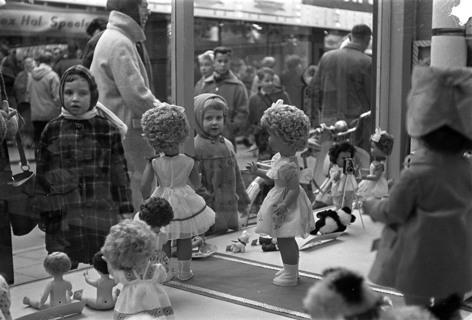 Sint Nicolaas drukte Amsterdam 1959, kinderen voor etalage, Bestanddeelnr 910-8442