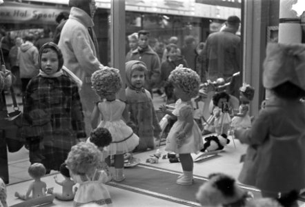 Sint Nicolaas drukte Amsterdam 1959, kinderen voor etalage, Bestanddeelnr 910-8442