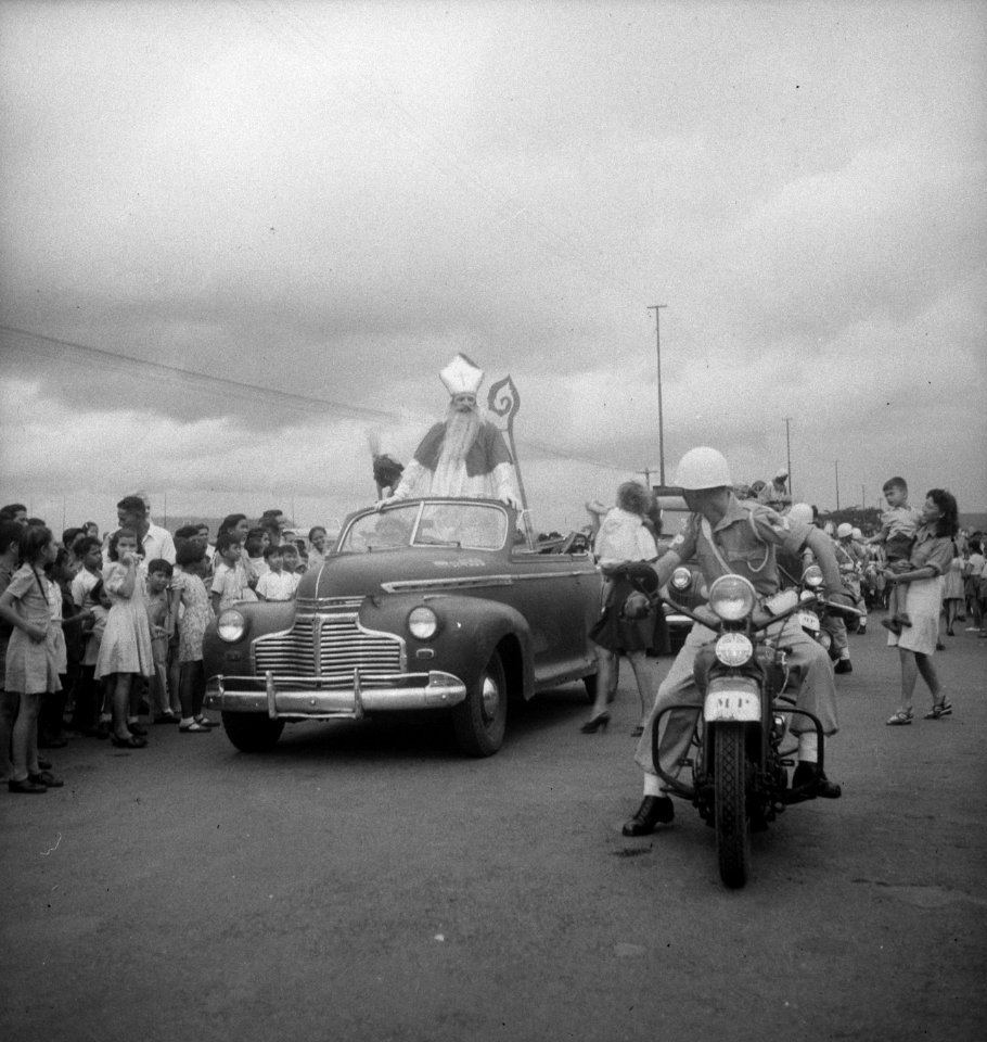 Sint Nicolaas in een open auto tijdens intocht, Bestanddeelnr 12615