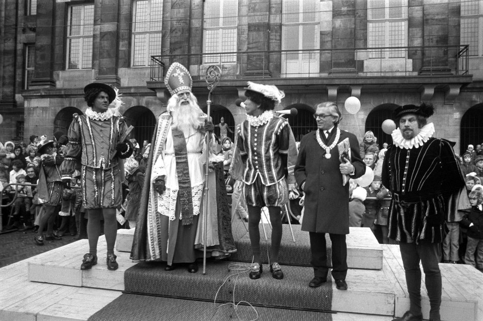 Sint Nicolaas arriveert per boot in Amsterdam, Bestanddeelnr 925-1364
