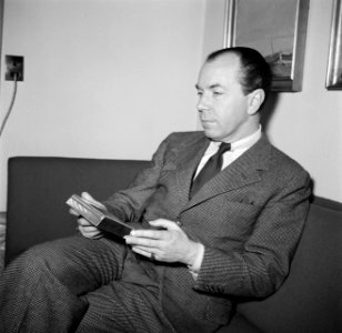 Sigvard Bernadotte zittend op een bank met een zilveren doosje in zijn handen, Bestanddeelnr 252-8878