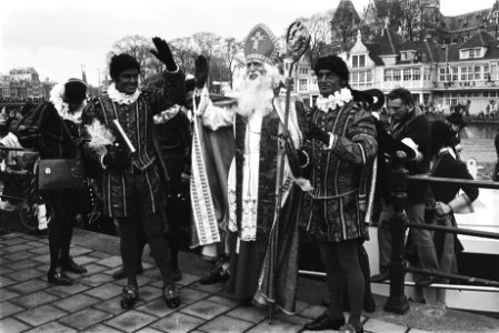 Sint Nicolaas arriveert in Amsterdam Sint met twee Pieten op Prins Hendrikkade, Bestanddeelnr 924-0109