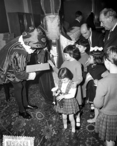 Sint Nicolaas aan boord Rijndam met Canadese emigranten, Bestanddeelnr 910-8544
