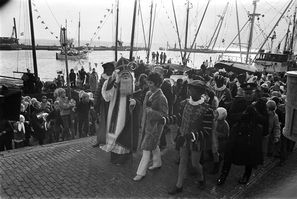 Sint Nicolaas arriveert in Volendam per boot, Bestanddeelnr 924-0122