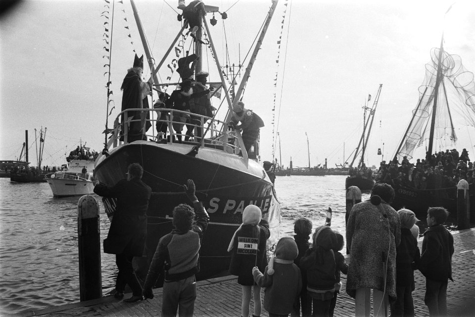 Sint Nicolaas arriveert in Volendam per boot, Bestanddeelnr 924-0120