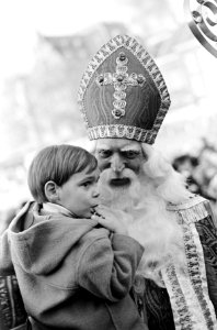Sint Nicolaas in Amsterdam De Sint met jongetje op de arm, Bestanddeelnr 920-8655