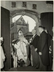 Sint Nicolaas door burgemeester Cremers officieel op het stadhuis ontvangen. NL-HlmNHA 54005577