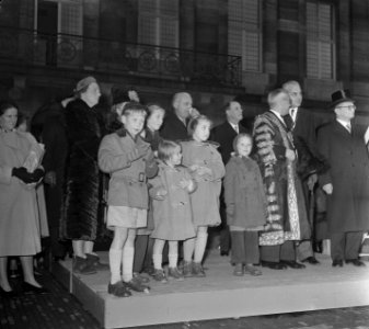 Sint Nicolaas bezoekt koningin Juliana en prinsessen op de Dam, Bestanddeelnr 905-4270
