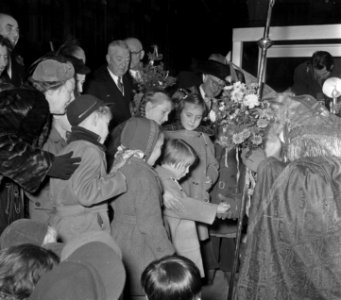 Sint Nicolaas bezoekt koningin Juliana en prinsessen op de Dam, Bestanddeelnr 905-4267