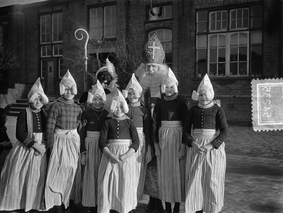 Sint Nicolaas bezoekt school in Volendam, Bestanddeelnr 905-4234