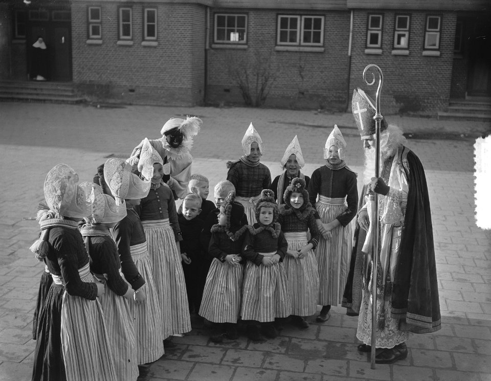 Sint Nicolaas bezoekt school in Volendam, Bestanddeelnr 905-4230