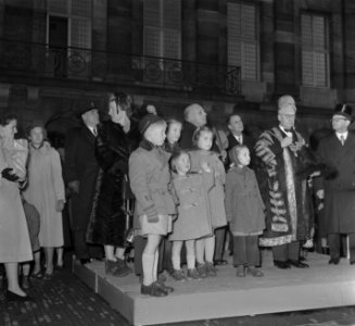 Sint Nicolaas bezoekt koningin Juliana en prinsessen op de Dam, Bestanddeelnr 905-4272