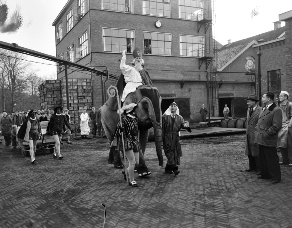 Sint Nicolaas op olifant bezoekt Chemische Fabriek Naarden, Bestanddeelnr 906-8672