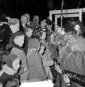 Sint Nicolaas bezoekt koningin Juliana en prinsessen op de Dam, Bestanddeelnr 905-4266