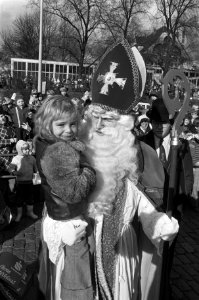 Sint Nicolaas met een meisje op de arm, Bestanddeelnr 926-8261