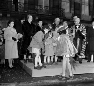 Sint Nicolaas bezoekt koningin Juliana en prinsessen op de Dam, Bestanddeelnr 905-4268