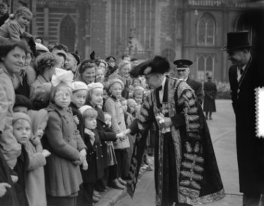 Sint Nicolaas bezoekt koningin Juliana en prinsessen op de Dam, Bestanddeelnr 905-4278