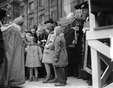 Sint Nicolaas bezoekt koningin Juliana en prinsessen op de Dam, Bestanddeelnr 905-4274