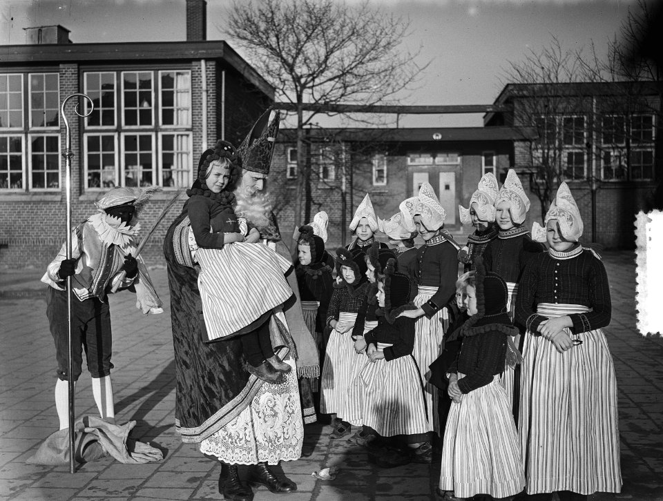 Sint Nicolaas bezoekt school in Volendam, Bestanddeelnr 905-4235