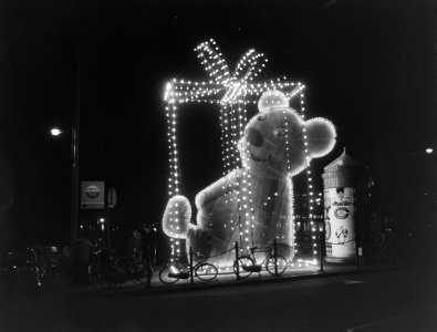 Sint Nicolaas en kerstverlichting in Amsterdamse binnenstad Een beertje op Koni, Bestanddeelnr 915-8110
