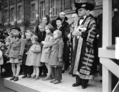 Sint Nicolaas bezoekt koningin Juliana en prinsessen op de Dam, Bestanddeelnr 905-4275