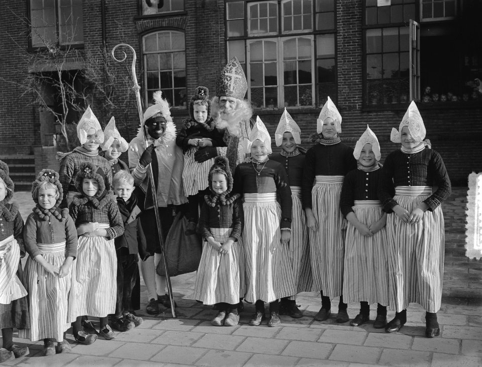 Sint Nicolaas bezoekt school in Volendam, Bestanddeelnr 905-4233