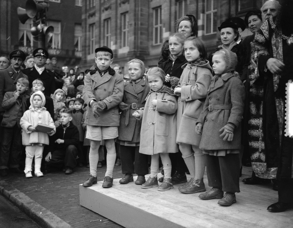 Sint Nicolaas bezoekt koningin Juliana en prinsessen op de Dam, Bestanddeelnr 905-4273