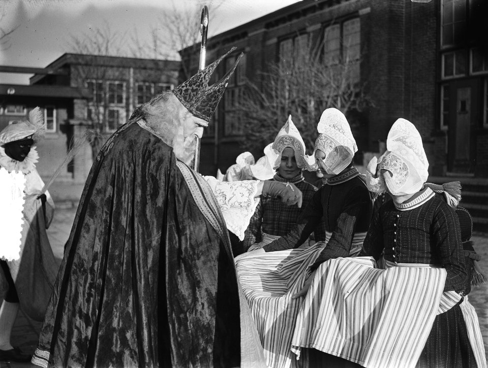 Sint Nicolaas bezoekt school in Volendam, Bestanddeelnr 905-4242