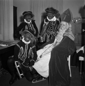 Sint Nicolaas met drie Zwarte Pieten in de Apollohal, Bestanddeelnr 901-4803
