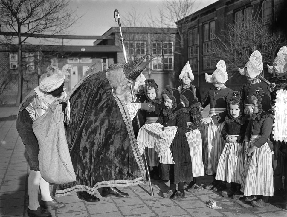 Sint Nicolaas bezoekt school in Volendam, Bestanddeelnr 905-4239