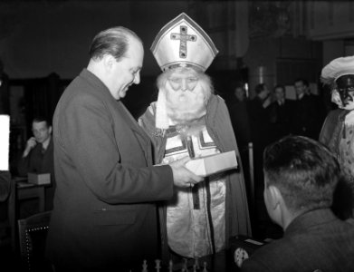 Sint Nicolaas bezoekt schaaktoernooi te Amsterdam. Sint Nicolaas met Stahlberg, Bestanddeelnr 904-3102