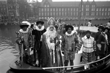 Sint Nicolaas arriveert per boot in Amsterdam, Sint en Pieten op boot, Bestanddeelnr 925-1353