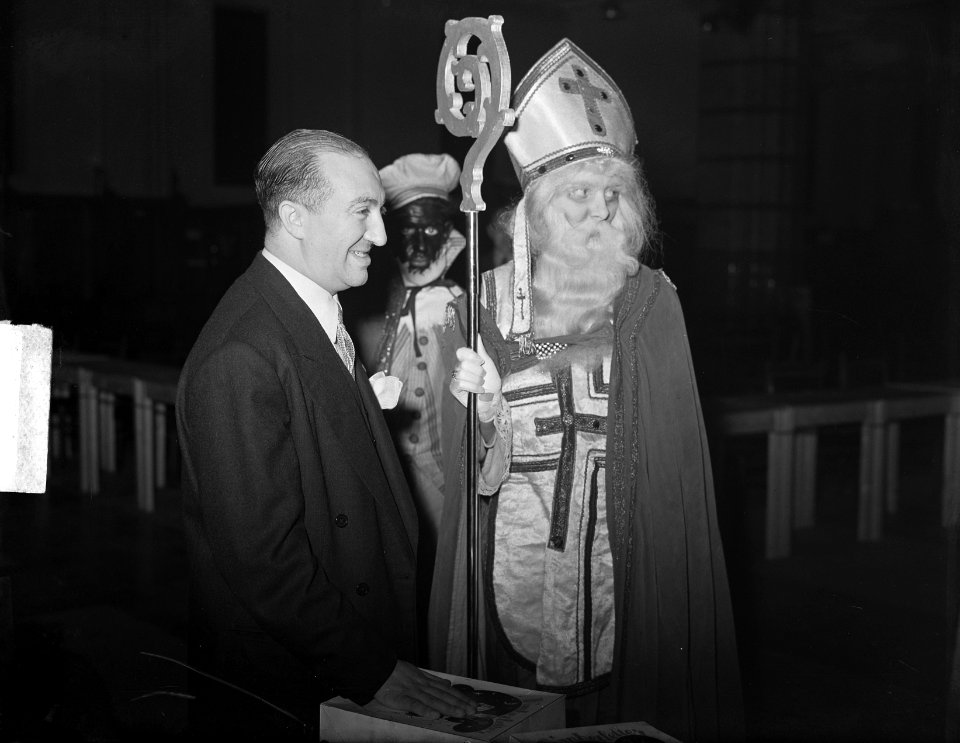 Sint Nicolaas bezoekt schaaktoernooi te Amsterdam. Sint Nicolaas met Najdorf, Bestanddeelnr 904-3103