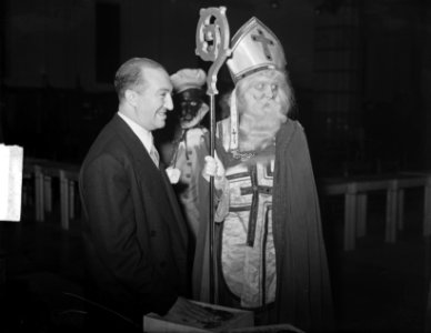 Sint Nicolaas bezoekt schaaktoernooi te Amsterdam. Sint Nicolaas met Najdorf, Bestanddeelnr 904-3103