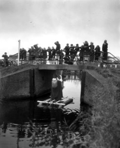 Sint Nicolaas bezoekt Burgervlotbrug op waterfiets, Bestanddeelnr 909-9975