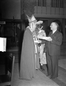 Sint Nicolaas bezoekt schaaktoernooi in Amsterdam. Met de hr. Van Herten, Bestanddeelnr 904-3109