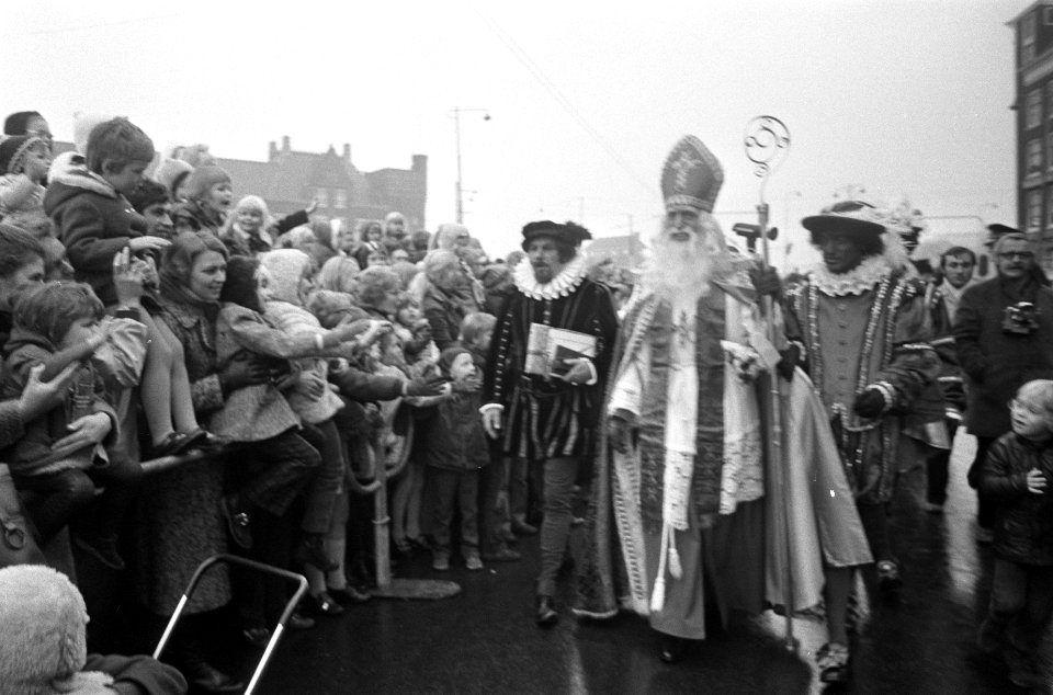 Sint Nicolaas arriveert per boot in Amsterdam, Bestanddeelnr 925-1366