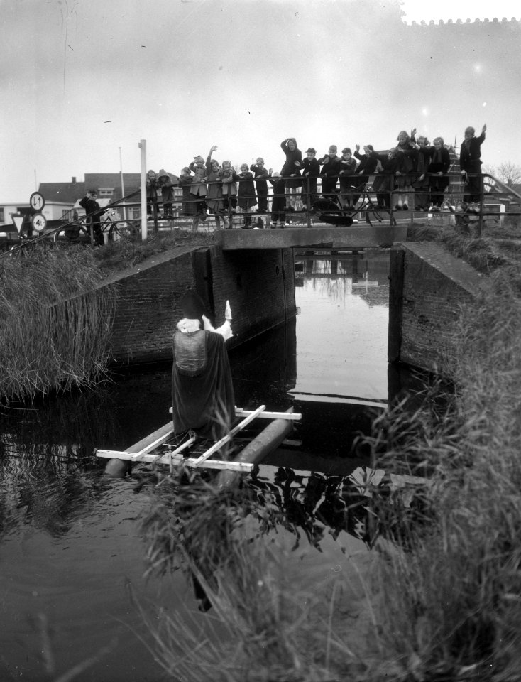 Sint Nicolaas bezoekt Burgervlotbrug op waterfiets, Bestanddeelnr 909-9976