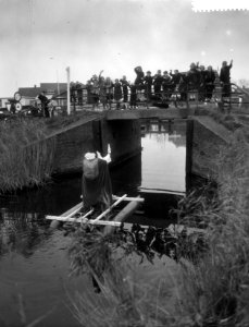 Sint Nicolaas bezoekt Burgervlotbrug op waterfiets, Bestanddeelnr 909-9976