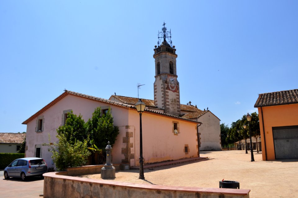 Sils, Santa Maria de Sils mit Vorplatz