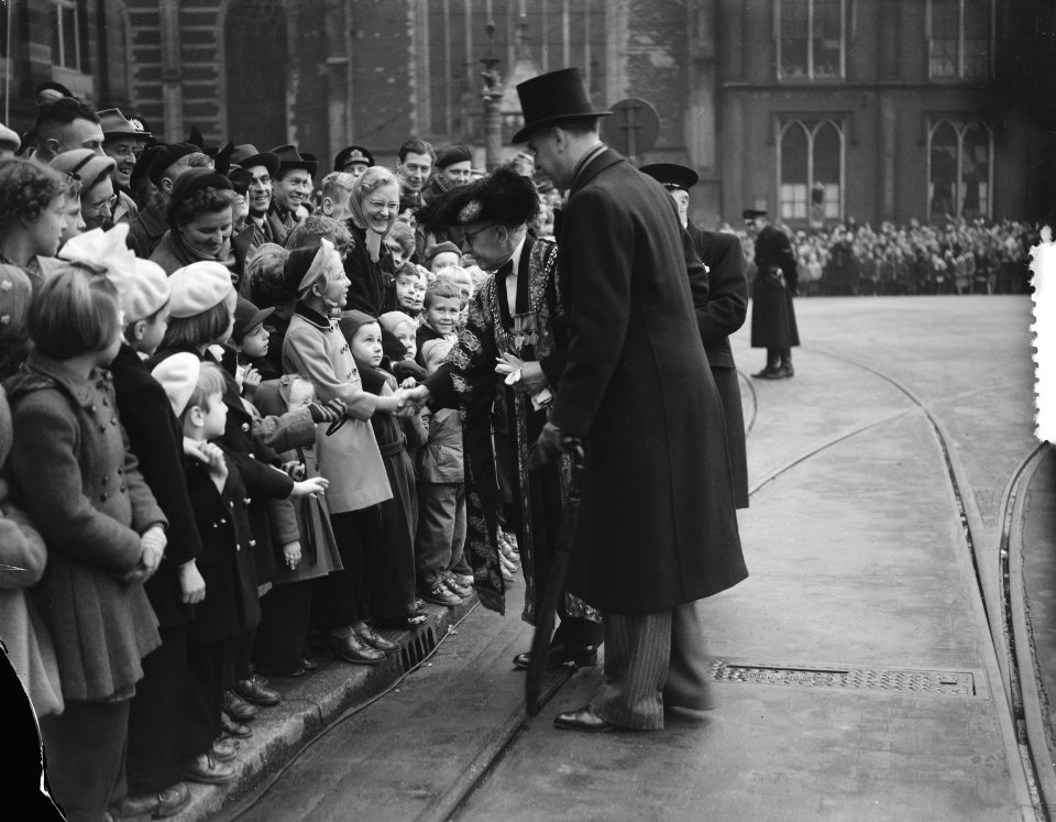 Sint Nicolaas bezoekt koningin Juliana en prinsessen op de Dam, Bestanddeelnr 905-4276
