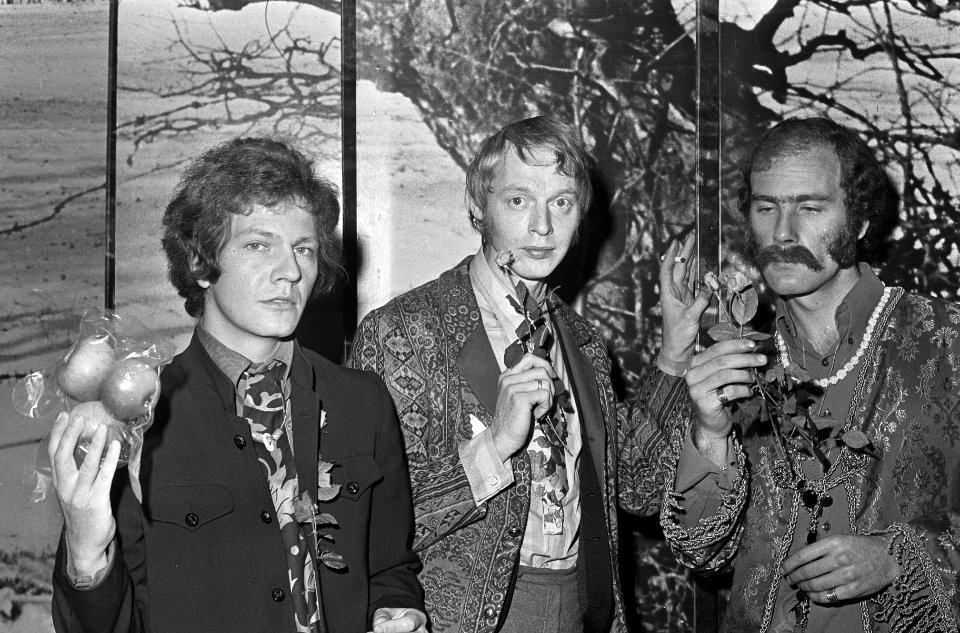 Simon Vinkenoog lanceerde Omega lp in Leidse Pleintheater Bob Lens, Simon Vinken, Bestanddeelnr 920-8112