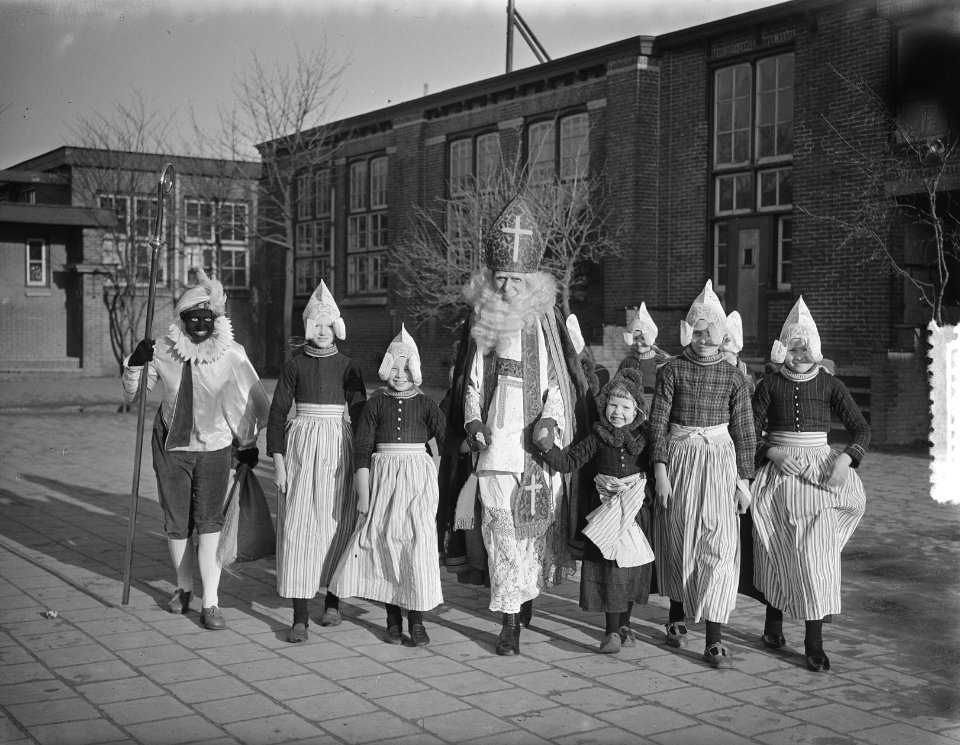 Sint Nicolaas bezoekt school in Volendam, Bestanddeelnr 905-4236