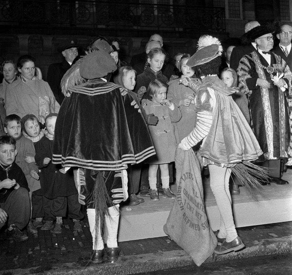 Sint Nicolaas bezoekt koningin Juliana en prinsessen op de Dam, Bestanddeelnr 905-4271