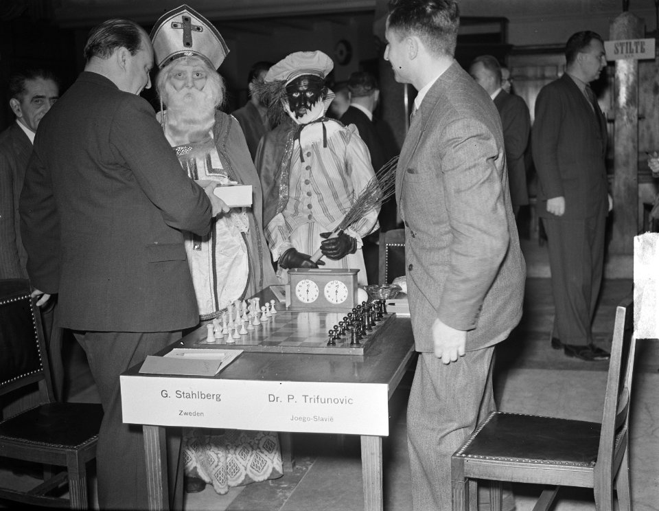 Sint Nicolaas bezoekt schaaktoernooi te Amsterdam. Sint Nicolaas met Stahlberg …, Bestanddeelnr 904-3106