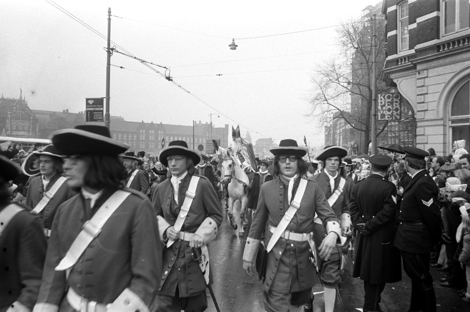 Sint Nicolaas arriveert per boot in Amsterdam, Bestanddeelnr 925-1367