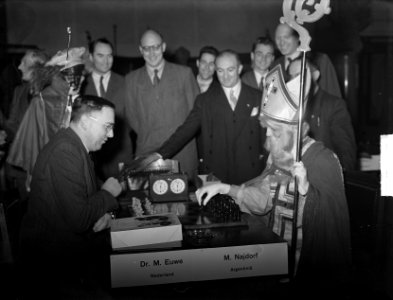 Sint Nicolaas bezoekt schaaktoernooi te Amsterdam. Sint Nicolaas met Euwe aan h…, Bestanddeelnr 904-3101