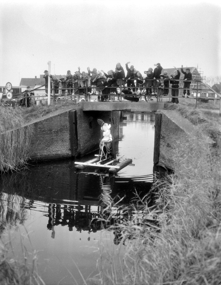 Sint Nicolaas bezoekt Burgervlotbrug op waterfiets, Bestanddeelnr 909-9986